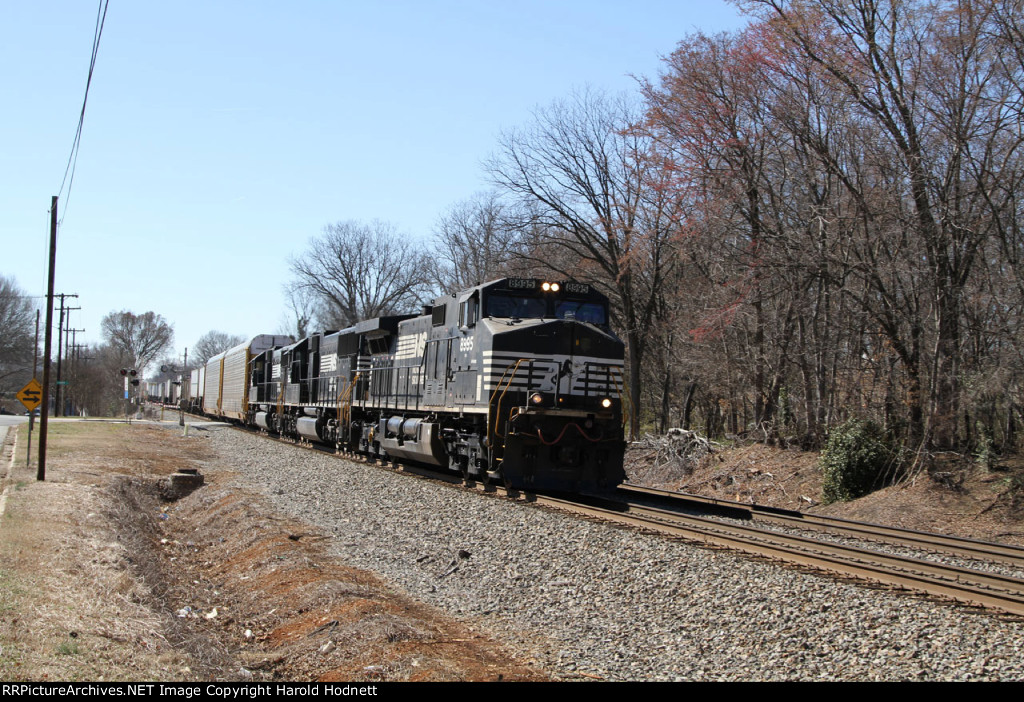 NS 8995 leads train 212 northbound